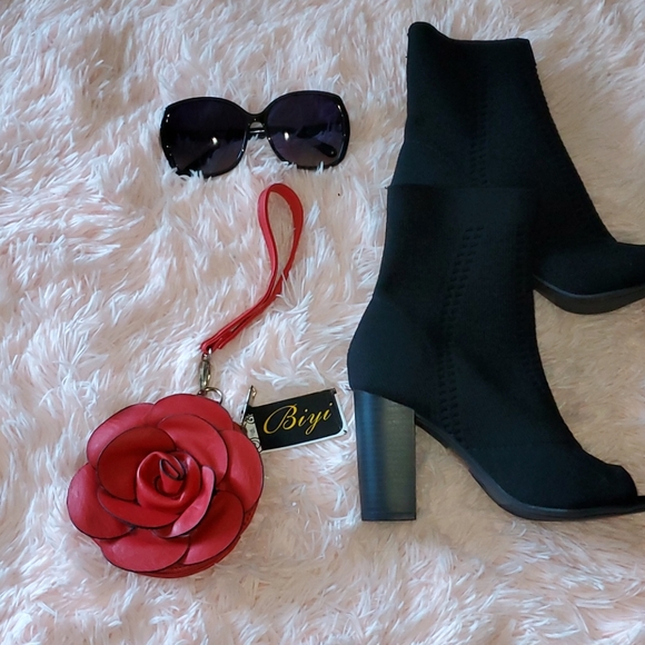 Moda Accessories - NWT MODA Biyi red wristlet